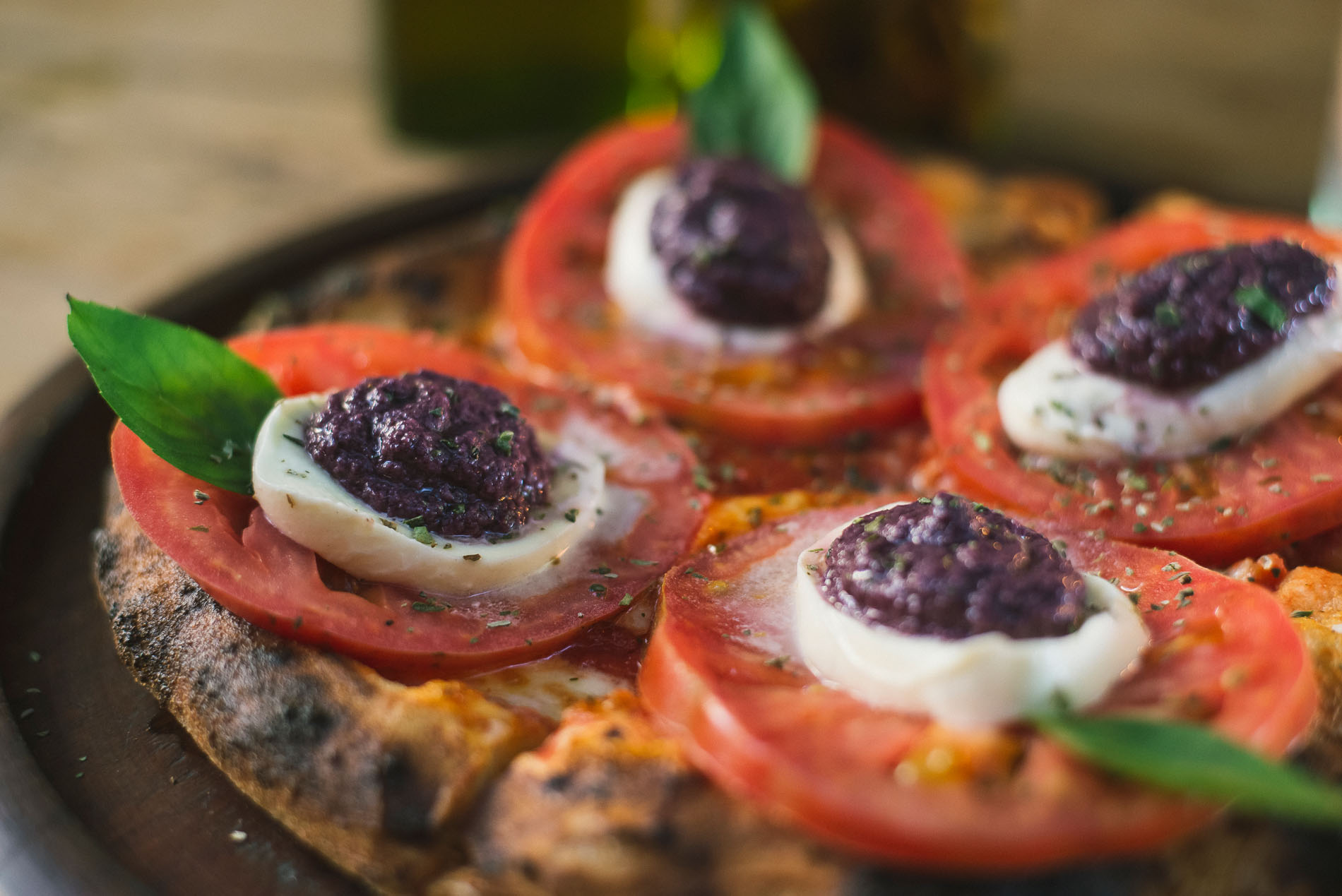 Pizza de Tomates, Burrata e Pesto de Azeitonas na Basílico em Florianópolis